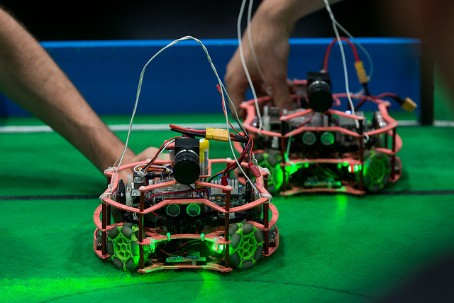 ابزارهای موجود برای ساخت ربات فوتبالیست